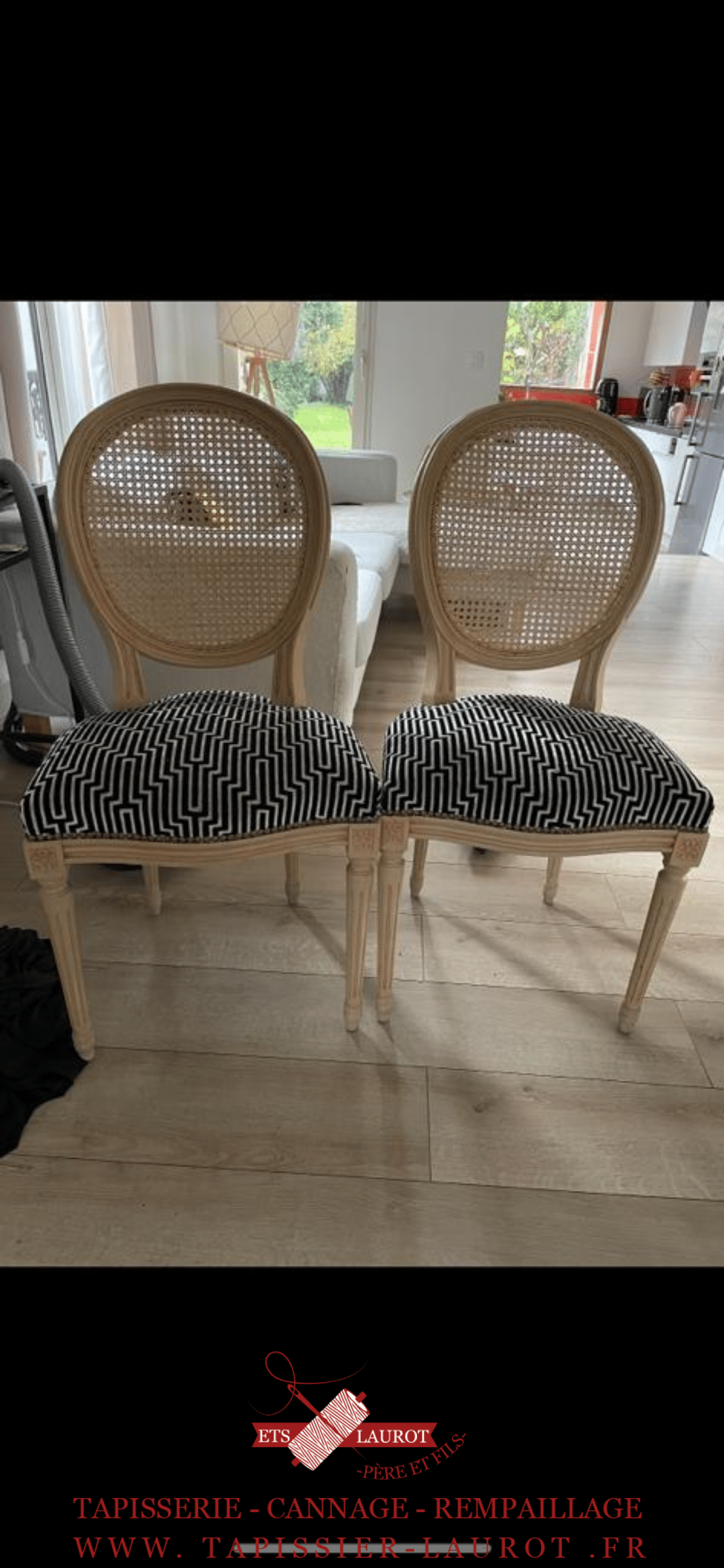 Restauration complète de deux chaises à Mantes-la-Jolie (78200) : le dossier et l’assise ont été entièrement refaits en cannage traditionnel, puis recouverts d’un tissu noble et élégant, choisi avec soin pour s’accorder au style d’origine. Le cloutage décoratif apporte une finition raffinée, tandis que le rembourrage, entièrement refait à la main, garantit un confort durable. Un travail artisanal qui redonne vie et caractère à ce mobilier unique.