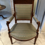 tapissier Eure 27 6 Restauration complète d’un fauteuil Empire en noyer blond du XIXᵉ siècle, réalisé à Buchelay (78200, Yvelines). Le capitonnage a été entièrement refait avec des méthodes traditionnelles, redonnant à la pièce tout son confort et son élégance d’époque. Un travail artisanal minutieux qui met en valeur le bois noble et l’histoire de ce fauteuil unique.