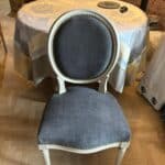 Rénovation d’une chaise médaillon Louis XVI – Tissu Amara 83963-52 Tourbe