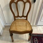 Tapissier ile de France Yvelines hauts-de-france 2 Restauration de chaise – Cannage 6 fils traditionnel Voici une belle chaise en bois que nous venons de restaurer avec un cannage 6 fils traditionnel, réalisé entièrement à la main. Le travail a été enlevé et livré à Croissy-sur-Seine (78290, Yvelines), avec le plus grand soin.