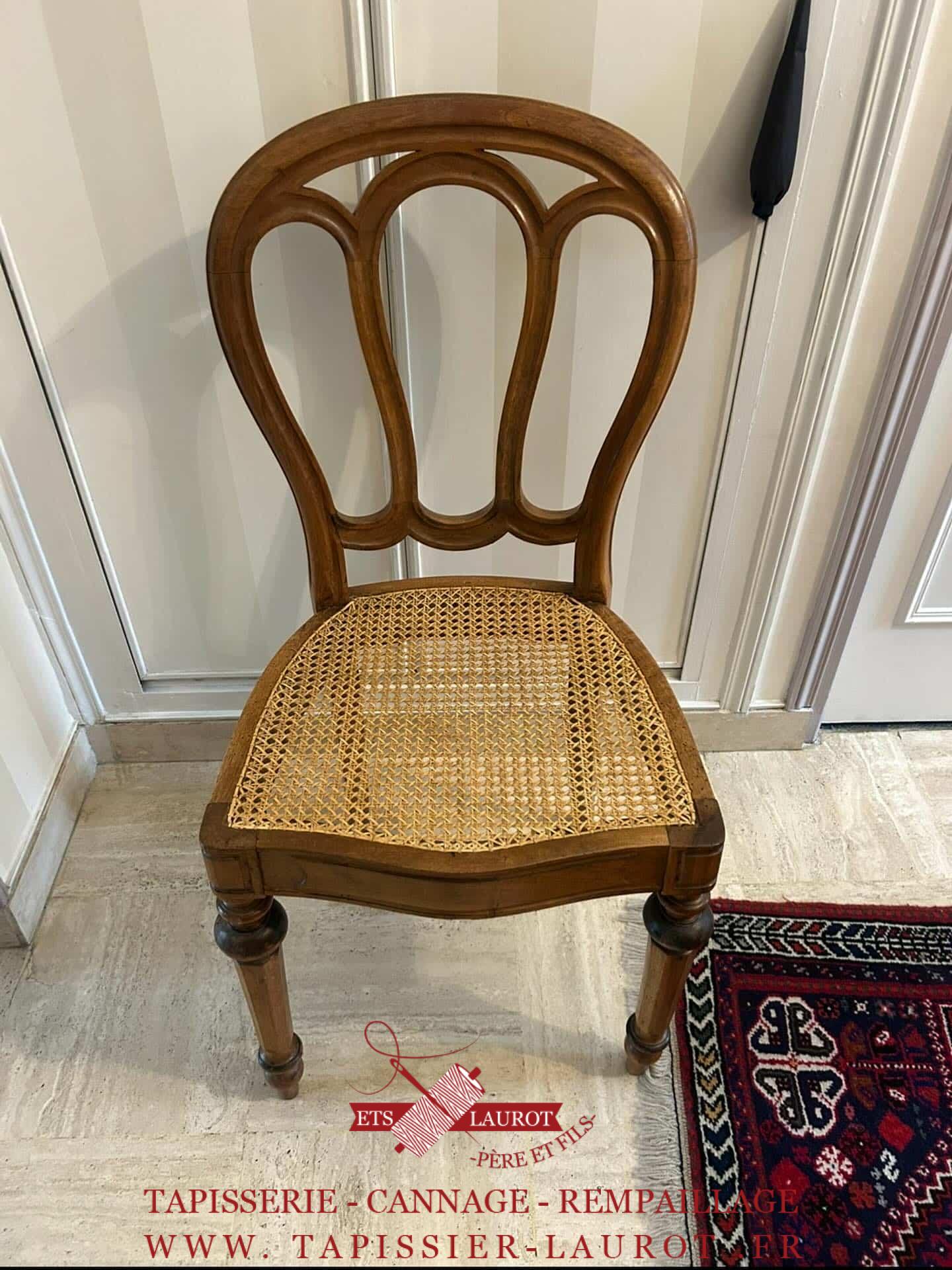 Restauration de chaise – Cannage 6 fils traditionnel Voici une belle chaise en bois que nous venons de restaurer avec un cannage 6 fils traditionnel, réalisé entièrement à la main. Le travail a été enlevé et livré à Croissy-sur-Seine (78290, Yvelines), avec le plus grand soin.
