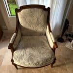 Tapissier ile de France Yvelines hauts-de-france 1 Réfection complète d’un fauteuil ancien – Livraison à Pontoise (95300, Val-d’Oise)
